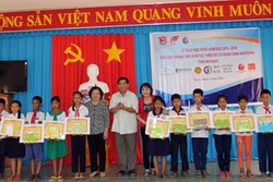 Hỗ trợ học sinh dân tộc thiểu số có hoàn cảnh khó khăn