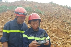 Lực lượng cứu hộ vào khu vực thủy điện Rào Trăng 3 để tìm kiếm những người mất tích. Ảnh: TTXVN phát