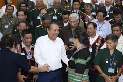 Phó Thủ tướng Trương Hòa Bình với các đại biểu người có công tỉnh Kon Tum. Ảnh: Dương Giang - TTXVN