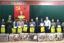 Thăm, động viên cán bộ, chiến sĩ và nhân dân ở địa bàn biên giới Quảng Bình bị thiệt hại do mưa lũ. Ảnh: Đức Thọ - TTXVN
