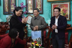 Phó Chủ tịch Thường trực Quốc hội Tòng Thị Phóng thăm, tặng quà thương bệnh binh Trần Đức Hạnh tại thị trấn Mộc Châu, huyện Mộc Châu. Ảnh: TTXVN phát