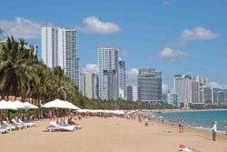 Bãi biển dọc đường Trần Phú (thành phố Nha Trang). Ảnh: Nguyễn Dũng - TTXVN