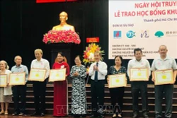 Thành phố Hồ Chí Minh trao học bổng khuyến tài cho hơn 500 sinh viên