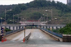 Tạm dừng xuất khẩu hàng theo chính sách cư dân qua cửa khẩu Quốc tế Lào Cai