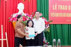 Cô gái không tay được tuyển dụng đặc cách vào ngành Giáo dục và Đào tạo Thanh Hóa