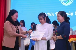 Đồng hành cùng học sinh vượt khó học giỏi tỉnh Bến Tre