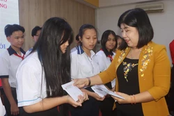 Trao học bổng cho học sinh nghèo vùng dân tộc thiểu số vượt khó học giỏi ở Sóc Trăng