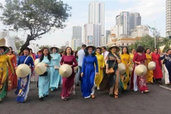 Festival Biển 2023: Hơn 6.000 phụ nữ Khánh Hòa diễu hành tôn vinh áo dài trên phố