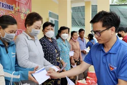 Trao yêu thương, gửi Tết đến người khó khăn tại Thành phố Hồ Chí Minh