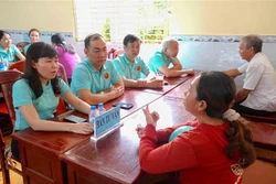 Trợ giúp pháp lý và tặng quà cho người dân có hoàn cảnh khó khăn tại thành phố Cần Thơ