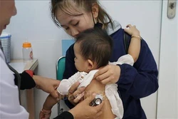 Nhiều trẻ mắc bệnh hô hấp, tiêu hóa do nắng nóng ở khu vực phía Nam
