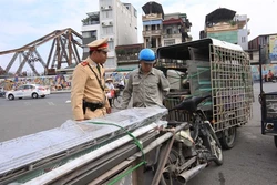Công an Hà Nội ra quân xử lý xe không đảm bảo an toàn khi tham gia giao thông