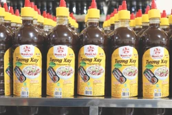 Kiểm tra sản phẩm tương xay Thanh Hồ trước khi đóng thùng phân phối ra thị trường. Ảnh: Thanh Sang