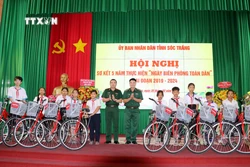 Trao xe đạp cho học sinh nghèo khu vực biên giới biển tỉnh Sóc Trăng. Ảnh: Trung Hiếu-TTXVN