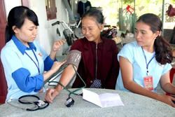 Tiên phong trong việc tuyên truyền xóa bỏ hủ tục, tập tục lạc hậu của đồng bào dân tộc ở tỉnh Bình Thuận là đội ngũ cán bộ y tế cơ sở. Ảnh: Nguyễn Thanh