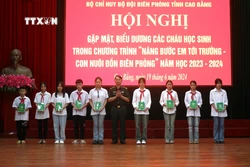 Biểu dương học sinh vượt khó học tốt là con nuôi đồn Biên phòng tỉnh Cao Bằng