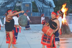 Người Cor ở huyện Trà Bồng biểu diễn nhạc cụ truyền thống của dân tộc mình. Ảnh: Phạm Cường