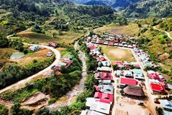 Một góc trù phú của làng gốm cổ K’noonh bên dòng suối K’ol. Ảnh: Khánh Nguyên