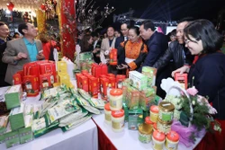 Đại biểu và du khách tham quan các gian hàng tại Hội thi “Hương sắc ẩm thực Xứ Lạng” mở rộng và Hội chợ trưng bày sản phẩm OCOP năm 2024. Ảnh: Anh Tuấn – TTXVN