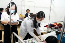 Cán bộ Trung tâm Kiểm soát bệnh tật lấy mẫu máu xét nghiệm. Ảnh: Công Tường-TTXVN