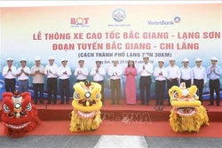 Phó Thủ tướng Chính phủ Trịnh Đình Dũng cắt băng thông xe cao tốc Bắc Giang - Lạng Sơn