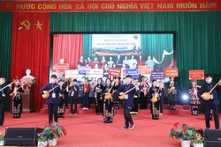 Đội dự thi của Trường Phổ thông DTNT THCS và THPT huyện Hữu Lũng ra mắt tại lễ Khai mạc. Ảnh: Anh Tuấn – TTXVN