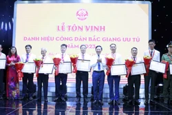 Trao danh hiệu Công dân Bắc Giang ưu tú năm 2023 cho các cá nhân. Ảnh: Đồng Thúy-TTXVN