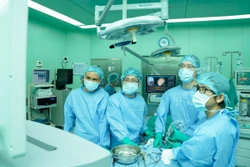 Các bác sĩ Bệnh viện Đại học Y dược Thành phố Hồ Chí Minh kết hợp nội soi và vi phẫu phẫu thuật cho bệnh nhân u sàn sọ phức tạp. Ảnh: TTXVN phát