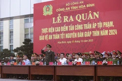Lễ ra quân thực hiện cao điểm tấn công trấn áp tội phạm. Ảnh: Trọng Đạt-TTXVN