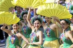 Carnaval Festival Thu Hà Nội 2023 với quy mô 1.500 người đến từ các đơn vị của thành phố, học sinh, sinh viên, các câu lạc bộ, đoàn nghệ thuật, nghệ nhân... diễn ra sôi động, rực rỡ sắc màu tại phố đi bộ Hồ Hoàn Kiếm. Ảnh: TTXVN