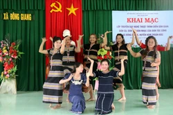 Điệu múa dân vũ đặc trưng của dân tộc K’ho. Ảnh: Nguyễn Thanh - TTXVN