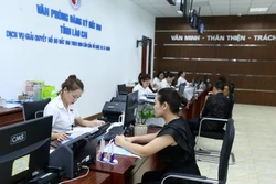 Người dân, doanh nghiệp đến bộ phận một cửa Trung tâm dịch vụ hành chính công tỉnh Lào Cai giải quyết thủ tục hành chính. Ảnh: Quốc Khánh - TTXVN