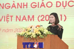 Cô giáo H'Phen Êya, giáo viên Trường Mầm non EaTling, huyện Cư Jút, tỉnh Đắk Nông chia sẻ kinh nghiệm về quá trình dạy học. Ảnh: Minh Quyết - TTXVN