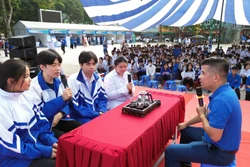 Đại diện doanh nghiệp tư vấn kỹ năng phỏng vấn xin việc cho học sinh, đoàn viên thanh niên dân tộc thiểu số trên địa bàn huyện Thuận Châu (Sơn La). Ảnh: Quang Quyết-TTXVN