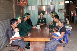 Lực lượng Biên phòng tỉnh Kon Tum tuyên truyền các chủ trương của Đảng, chính sách pháp luật của Nhà nước đến từng hộ dân tộc thiểu số trên địa bàn. Ảnh: Khoa Chương - TTXVN