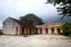 Nhà văn hóa thuộc xã Xuân Dương, huyện miền núi Thường Xuân (Thanh Hóa) đã hư hỏng, xuống cấp. Ảnh: Nguyễn Nam - TTXVN