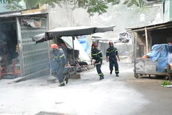 Thực tập phương án giả định cứu người trong đám cháy tại chợ Thành Nhất, thành phố Buôn Ma Thuột (Đắk Lắk). Ảnh: Tuấn Anh – TTXVN