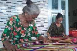 Phụ nữ dân tộc S'tiêng ở Bình Phước dệt thổ cẩm. Ảnh: K GỬIH - TTXVN