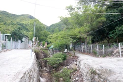 Khu vực xóm Núi, thôn Thành Phát, xã Phước Đồng, thành phố Nha Trang, là nơi có nguy cơ sạt lở đất cao. Ảnh Đặng Tuấn -TTXVN