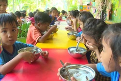 Bữa ăn bán trú của học sinh Trường Mầm non Trà Thanh, huyện Trà Bồng, tỉnh Quảng Ngãi. Ảnh: Đinh Hương - TTXVN