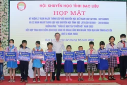 Phó Chủ tịch UBND tỉnh Bạc Liêu Phan Thanh Duy trao học bổng đợt 3 năm 2023 cho học sinh có hoàn cảnh khó khăn. Ảnh: Tuấn Kiệt – TTXVN