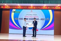 Trao học bổng cho học sinh vượt khó - học tốt của tỉnh Quảng Bình