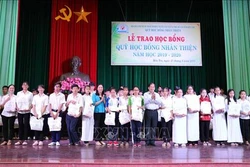 Bến Tre trao hơn 500 suất học bổng cho học sinh, sinh viên khó khăn, khuyết tật
