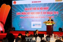 Thủ tướng Nguyễn Xuân Phúc gặp gỡ các đại biểu tham dự Hội nghị Kinh tế đối ngoại 2016