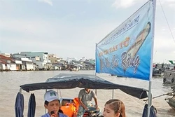 Mang đờn ca tài tử đến với Chợ nổi Cái Răng