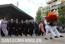 Lãnh đạo Thành phố Hồ Chí Minh dâng hương tưởng niệm Chủ tịch Hồ Chí Minh