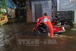 Thành phố Hồ Chí Minh: Nhiều khu vực trũng thấp bị ngập trong mưa lớn