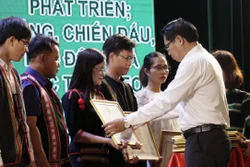 Trao Bằng khen cho các điển hình tiên tiến trong vùng đồng bào dân tộc thiểu số. Ảnh: K GỬIH - TTXVN
