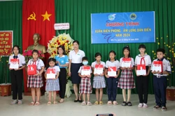 Phụ nữ Bến Tre mang Xuân về biên giới