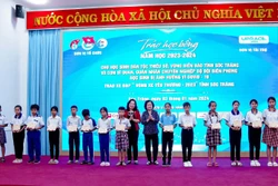 Trao học bổng Vừ A Dính cho con em đồng bào dân tộc thiểu số tại Sóc Trăng. Ảnh: Trung Hiếu-TTXVN